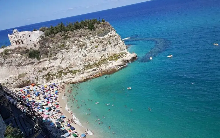 Descubre las impresionantes playas en calabria: donde la costa italiana se encuentra con la belleza mediterránea