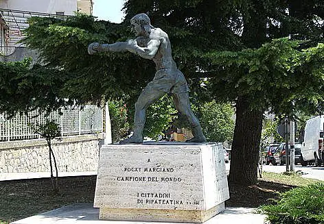 Statua di Rocky Marciano