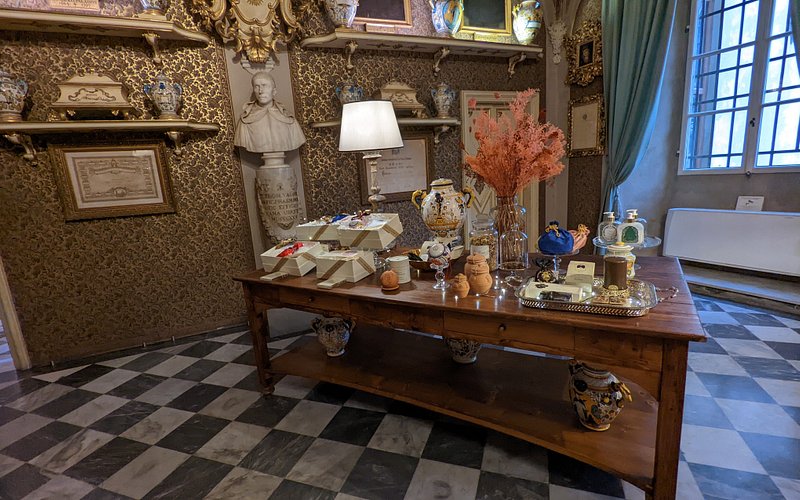 Farmacia SS. Annunziata dal 1561: Un tesoro histórico en el corazón de Florencia