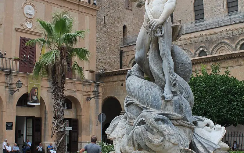 Fontana del Tritone