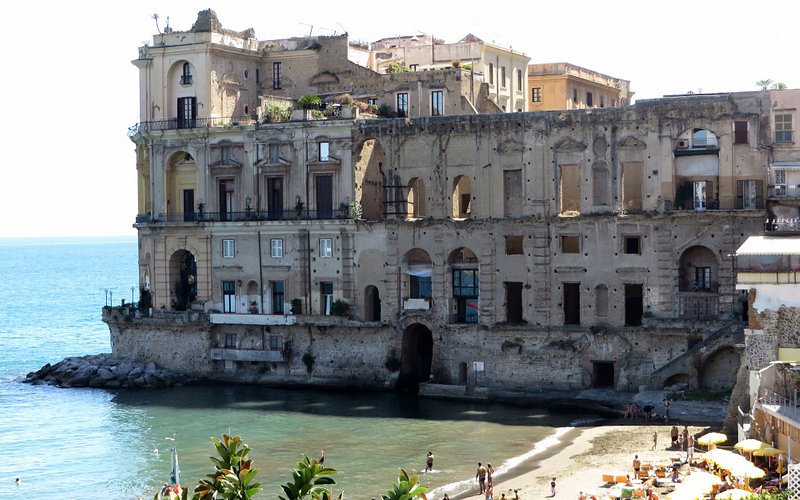 Descubriendo el encanto del Palazzo Donn'Anna en Nápoles