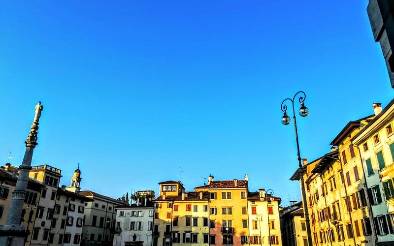 Descubre la encantadora Piazza San Giacomo en Udine