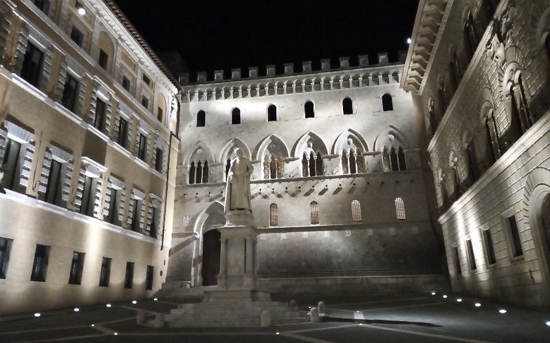Explorando la encantadora Piazza Salimbeni en Siena