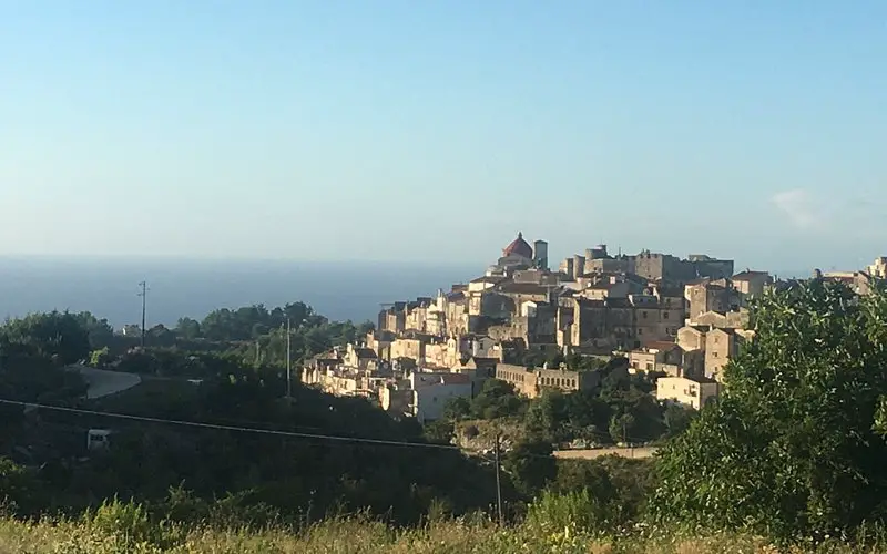 Descubre la encantadora Vico del Gargano: Un tesoro medieval escondido en la montaña