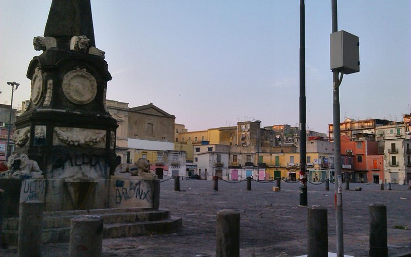 Descubre la encantadora historia de la Piazza Mercato