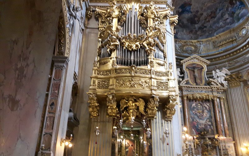 Descubriendo la Chiesa di Santa Maria della Pace en Roma