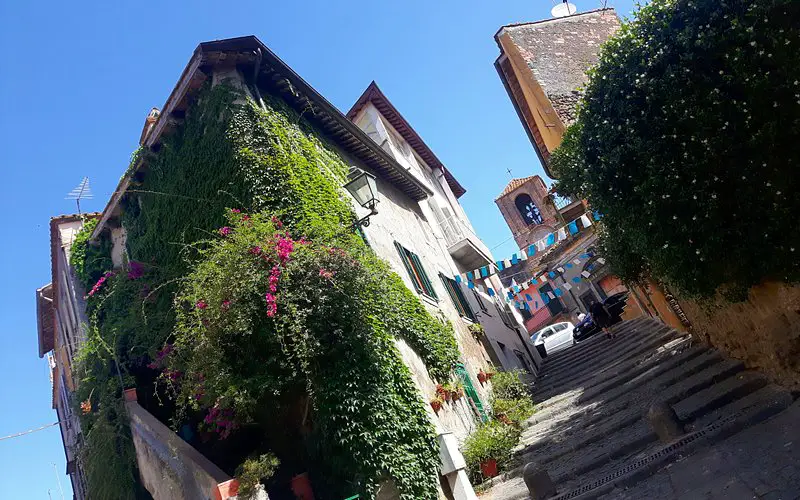 Vicolo della Grondarella con vista lago