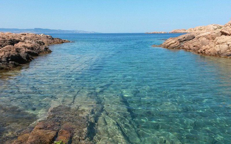 Descubre la belleza de Isola Rossa: Un destino ideal para disfrutar de playas de ensueño y tranquilidad
