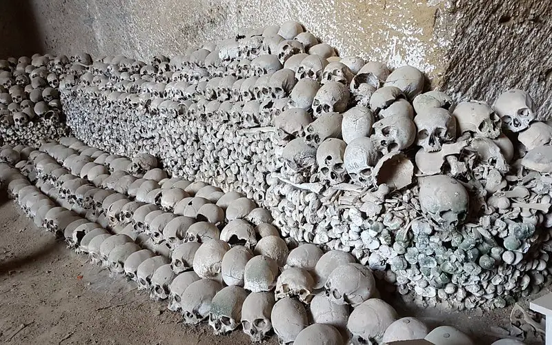 Cimitero delle Fontanelle: Un fascinante enclave en Nápoles