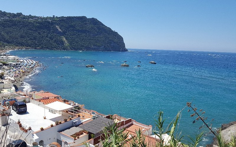 Descubre la belleza de Spiaggia di Citara en la isla de Ischia