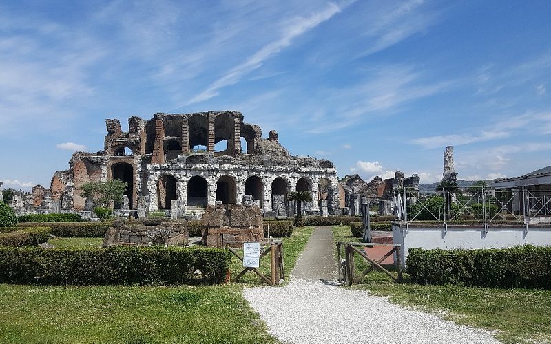 Descubre la historia del Anfiteatro Campano: Un viaje al pasado romano