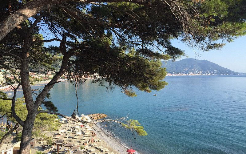 Descubre Bagni Capo Mele: Una joya escondida en la Riviera Ligure