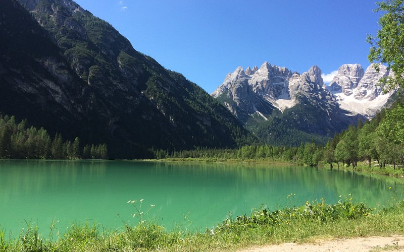 Descubre el encanto del Lago Di Landro en la región de las Dolomitas