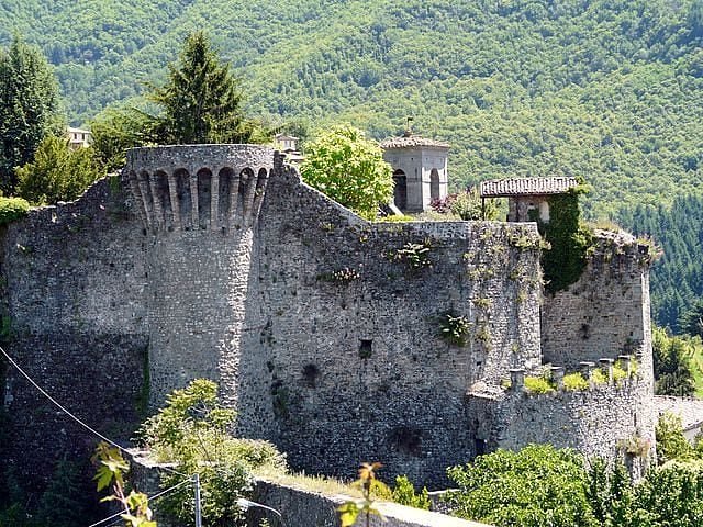 Explorando la majestuosa Rocca Medievale en la pintoresca Garfagnana