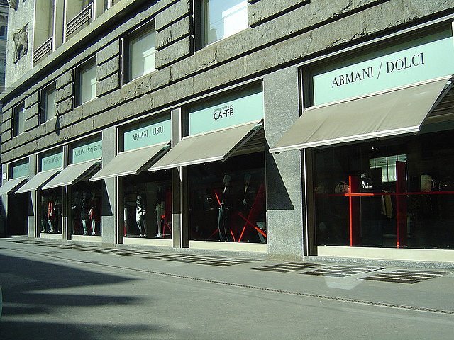 Descubre la magnificencia del Armani Megastore en Milán