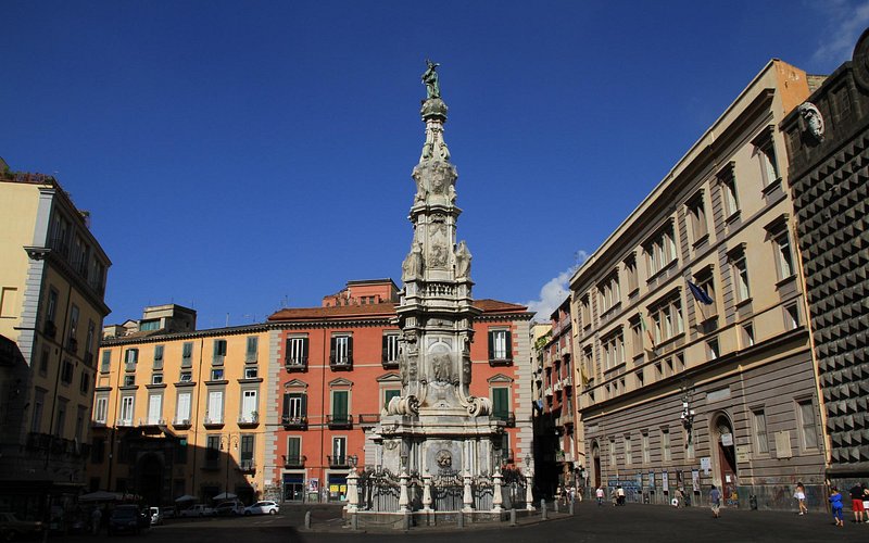 Piazza del Gesu Nuovo: Un tesoro histórico en el corazón de Nápoles