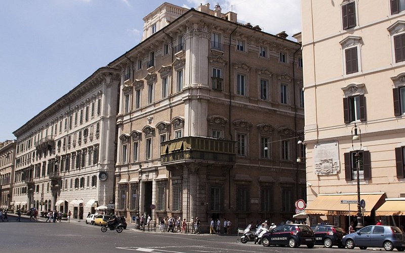 Descubre la magia del Palazzo Bonaparte en Roma