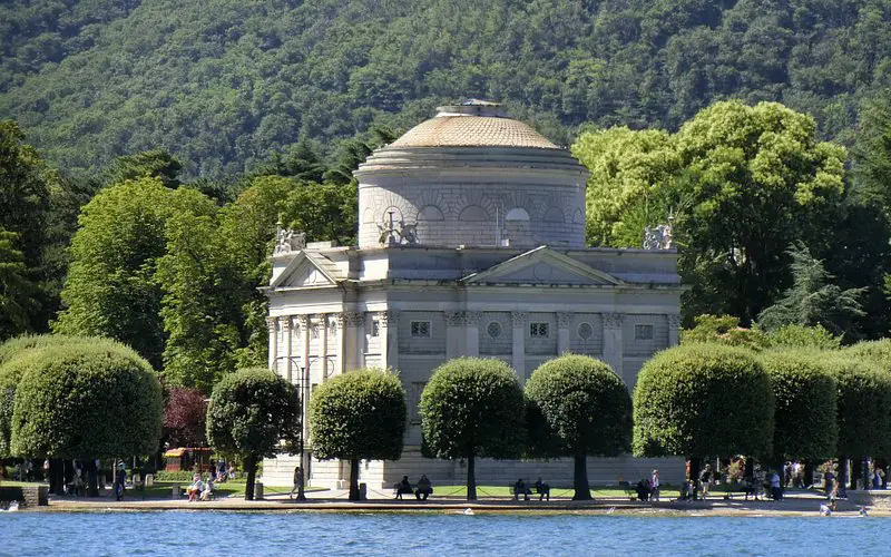 Descubriendo el Tempio Voltiano en el Lago Como