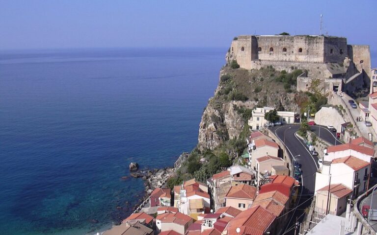 Descubre el encanto del Castello Ruffo di Scilla en Italia