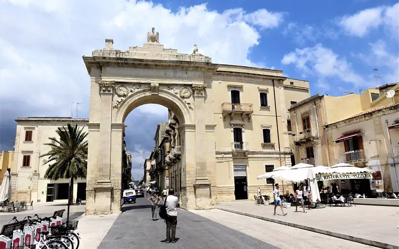 Descubre Porta Reale: La Puerta de Entrada al Encanto Barroco de Noto