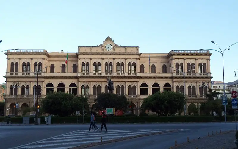 Descubre la majestuosidad de la Stazione di Palermo Centrale