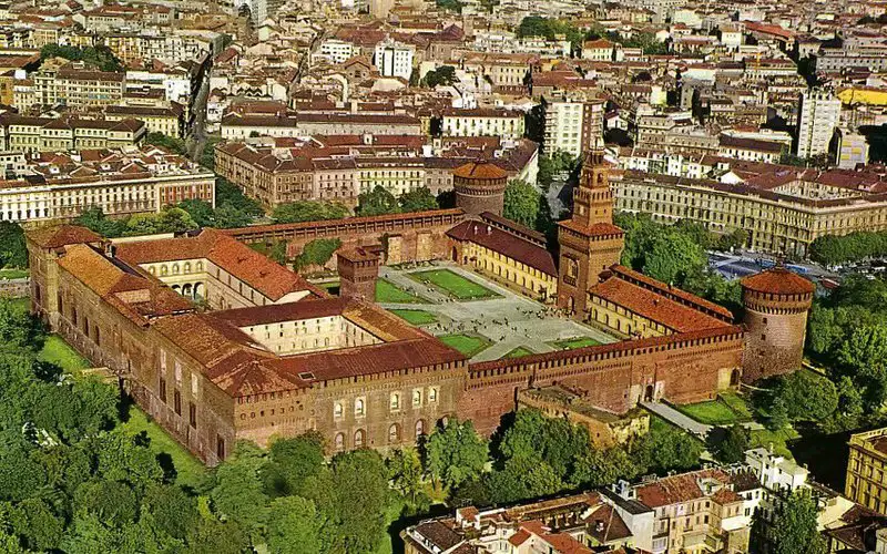 Descubre la majestuosidad del Castello Sforzesco en Milán