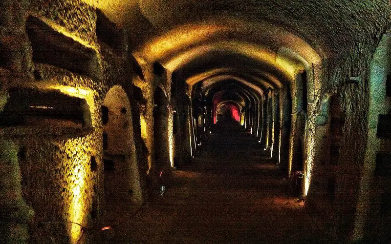 Explorando las misteriosas Catacombe di San Gennaro