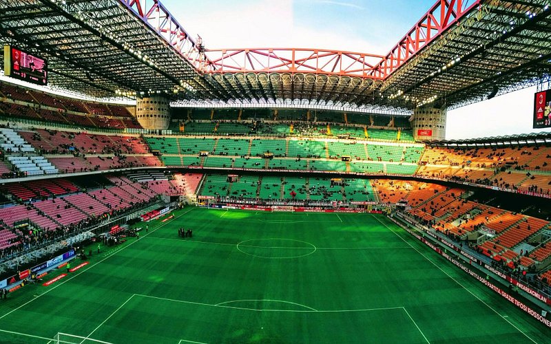 Descubre el majestuoso estadio San Siro en Milán