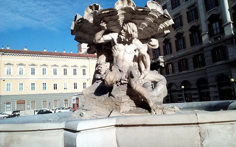 Descubriendo la Fontana dei Tritoni en Trieste