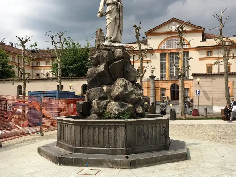 La Fontana del Mosè en Biella: Una joya artística en la Piazza del Duomo
