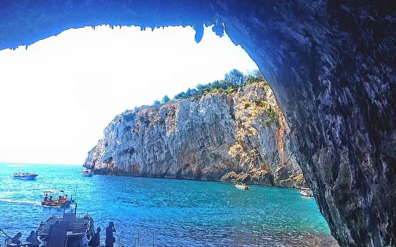 Explorando la misteriosa Grotta Zinzulusa: Una joya de la costa de Puglia