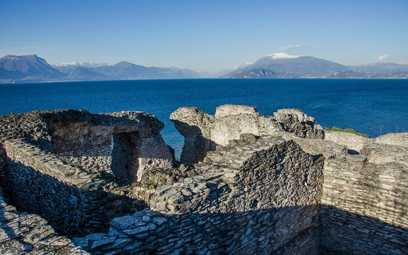 Descubre la majestuosidad de las Grotte di Catullo en el lago de Garda