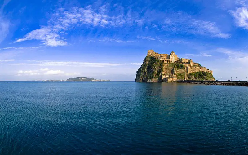 Descubre el encanto del Castello Aragonese en Isquia