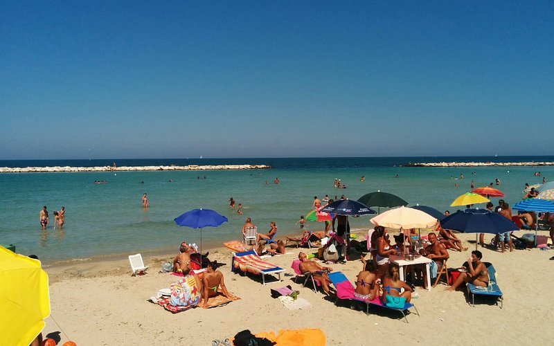 Descubre la encantadora Pane e Pomodoro Beach en Bari