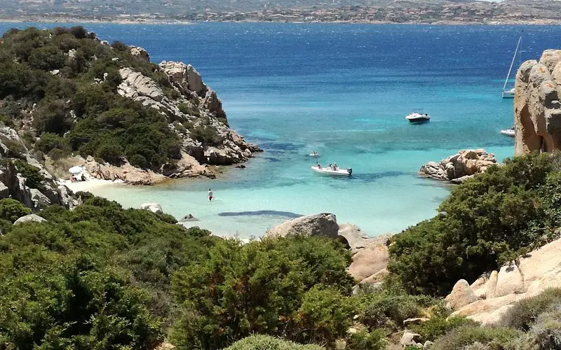 Descubre la belleza de Cala Napoletana: Un paraíso escondido en Cerdeña