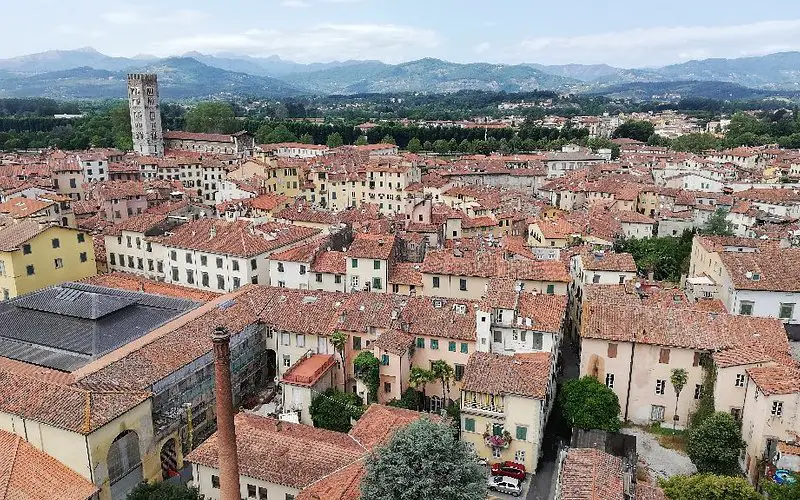 Descubre la Torre Guinigi: Un tesoro en las alturas de Lucca