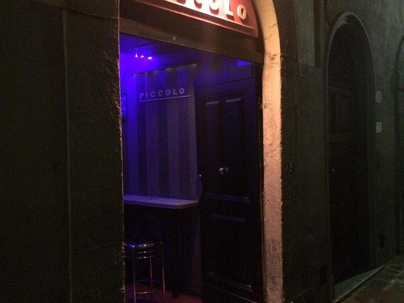 Piccolo Cafe: Un lugar acogedor para disfrutar de la vida nocturna en Florencia