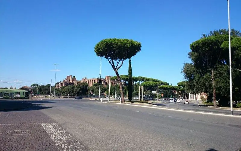 Descubre la histórica Piazza di Porta Capena en Roma