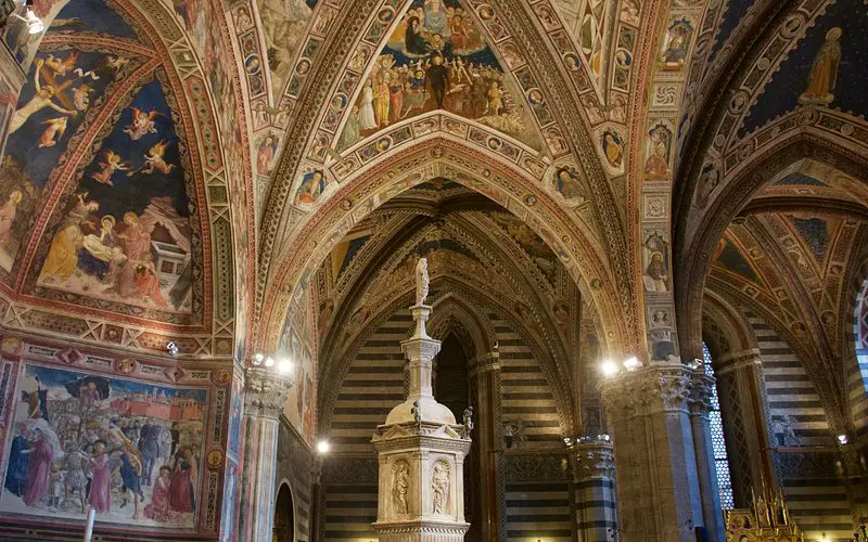 El encanto del Battistero di San Giovanni en Siena