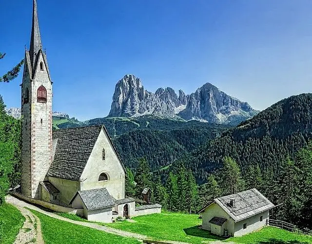 Descubre la encantadora Chiesa di San Giacomo en el corazón de la Valle