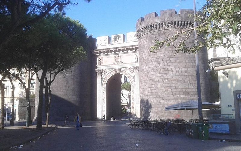 Descubre la majestuosidad histórica de Porta Capuana en Nápoles