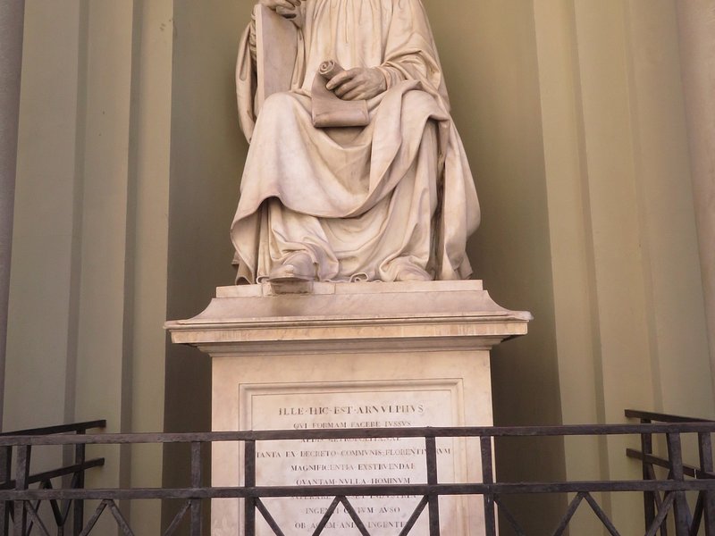 Descubre las estatuas de Arnolfo di Cambio e Filippo Brunelleschi en Florencia