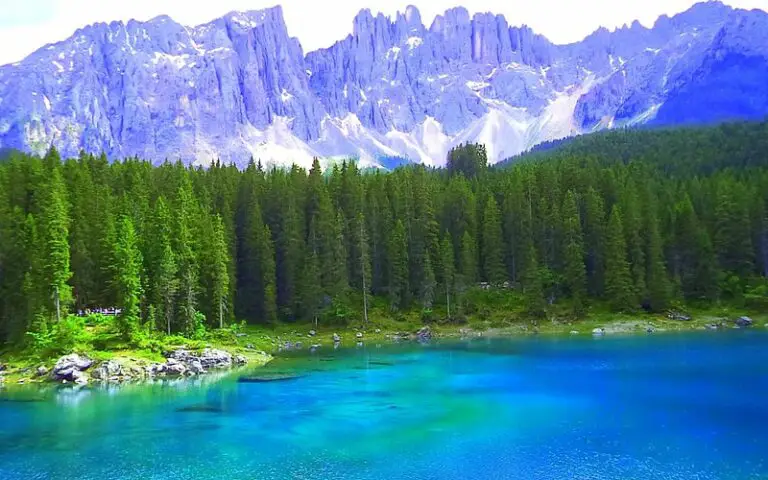 Explorando la belleza del Lago di Carezza en medio de las Dolomitas