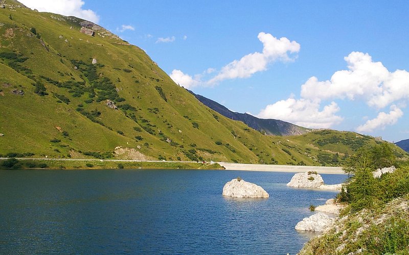 Explorando la belleza natural del Lago di Fedaia