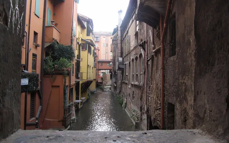 Explora el encanto oculto de La Piccola Venezia en Bolonia