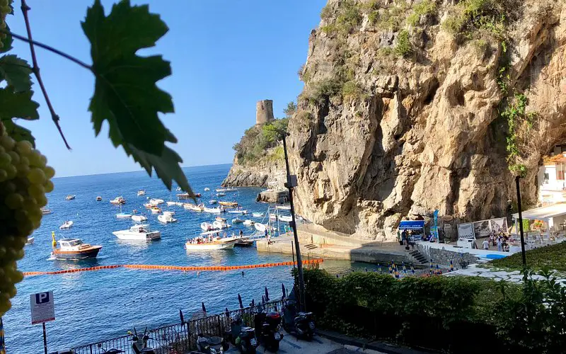 Descubre la encantadora Marina di Praia Beach en la Costa Amalfitana