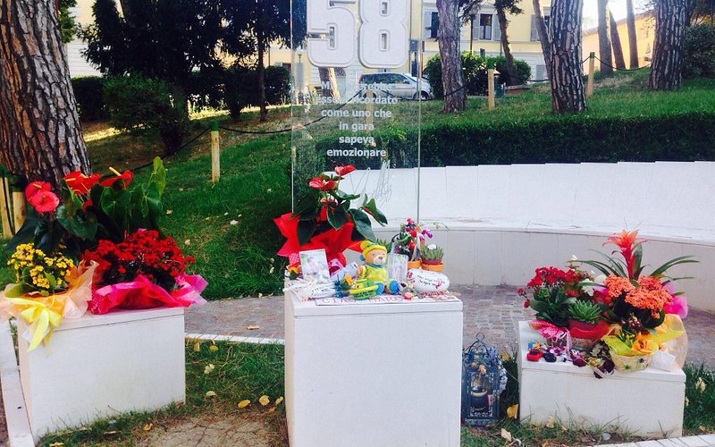 Descubre el Monumento Marco Simoncelli: Un homenaje emocionante a un ícono del motociclismo