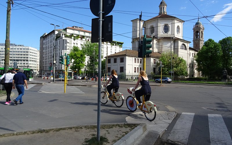Explora Milán de manera divertida y económica con BikeMi