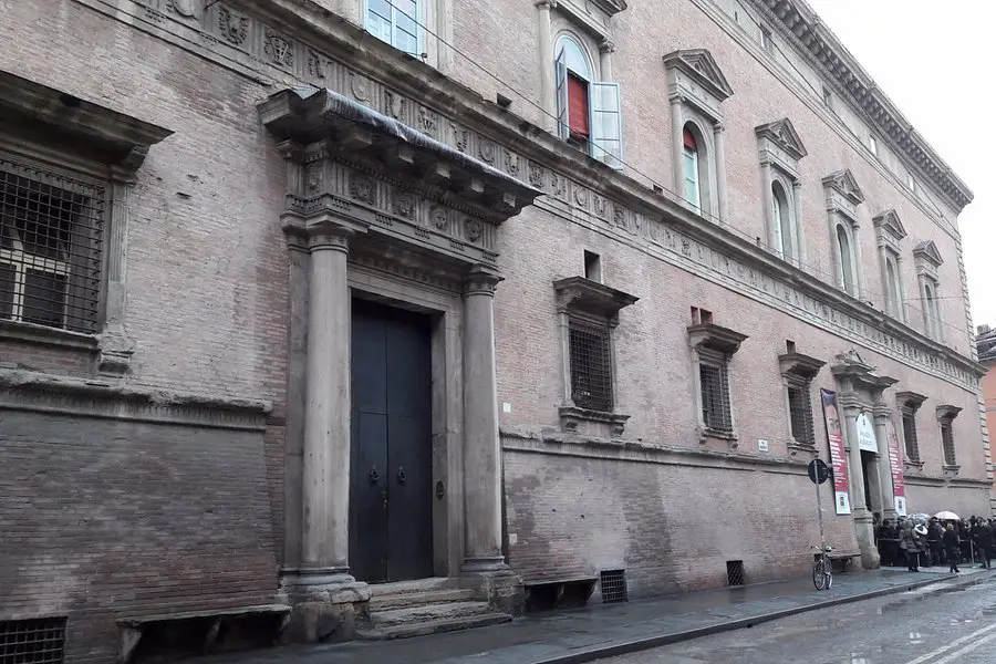 Descubre el encanto del Palazzo Albergati: una experiencia artística única