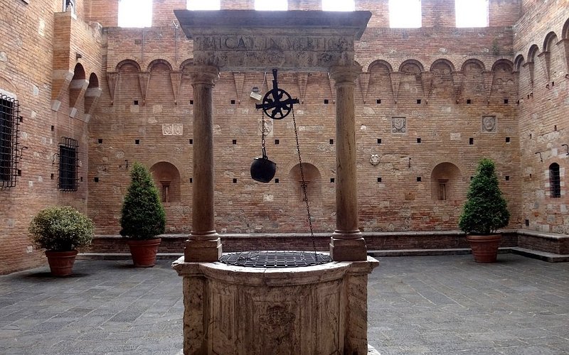 Descubre la maravilla del Palazzo Chigi Saracini en Siena